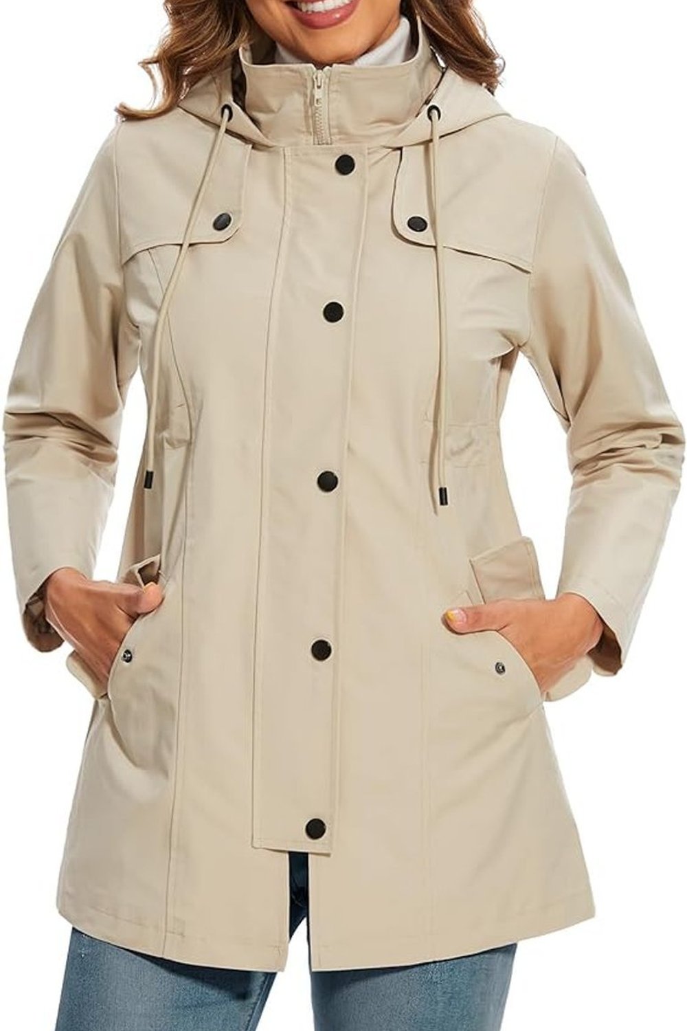 Beige regenjas met capuchon, gedragen