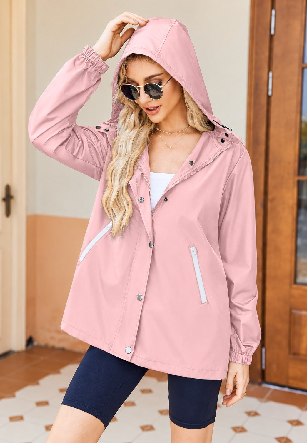 Roze regenjas met de capuchon op | Boutique Moda