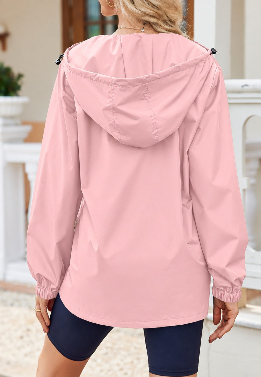 Achterkant van de roze regenjas | Boutique Moda