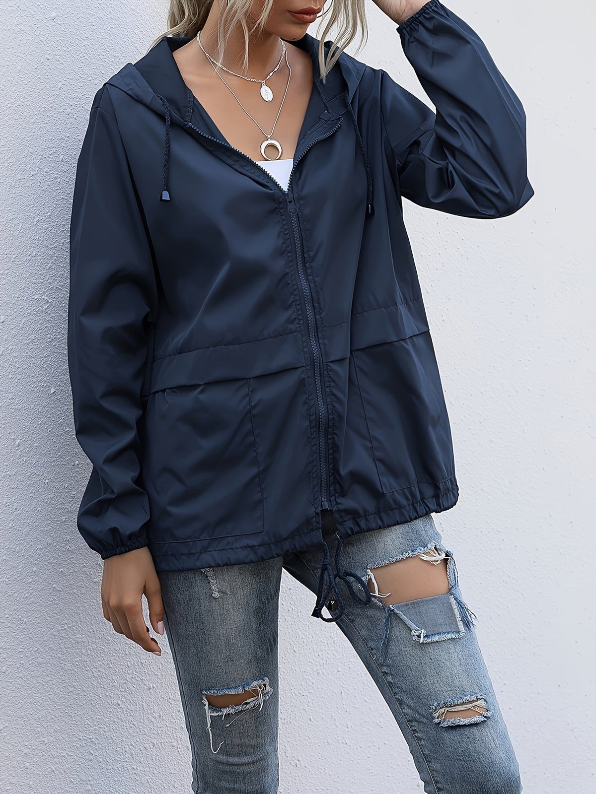 Marineblauw windjack met een gescheurde spijkerbroek | Boutique Moda