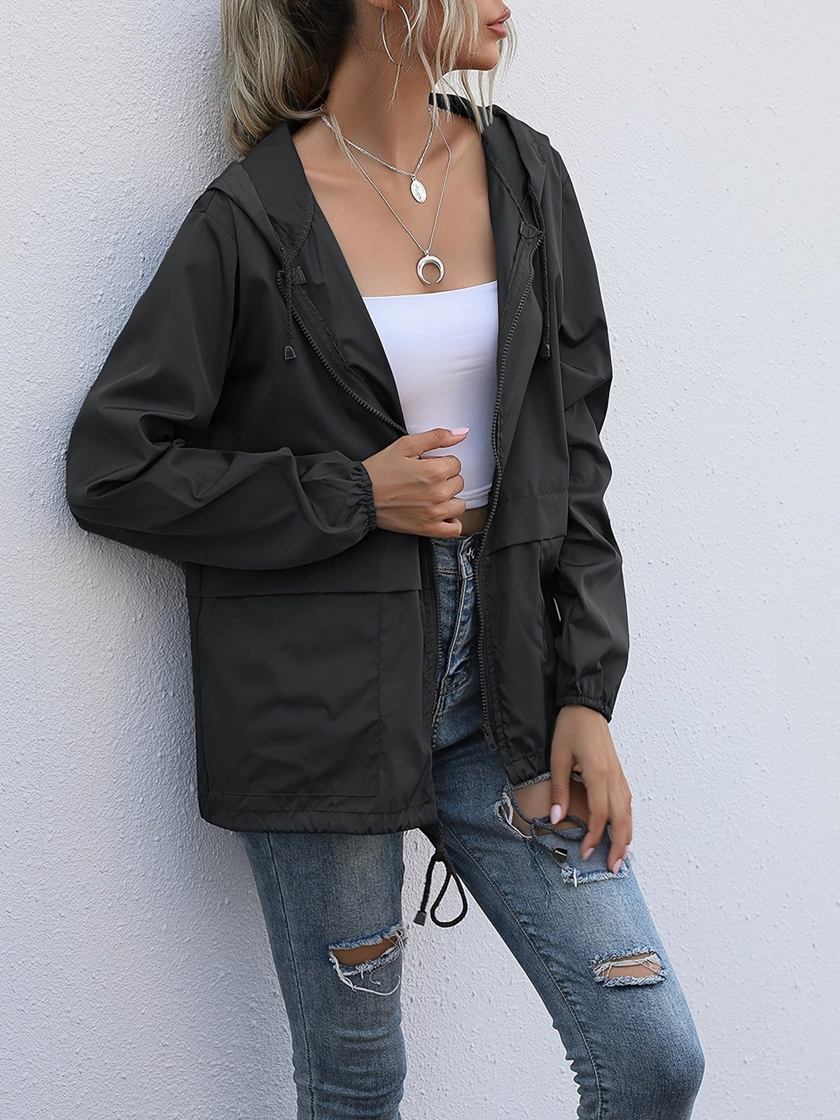 Zwart windjack open over een witte top | Boutique Moda