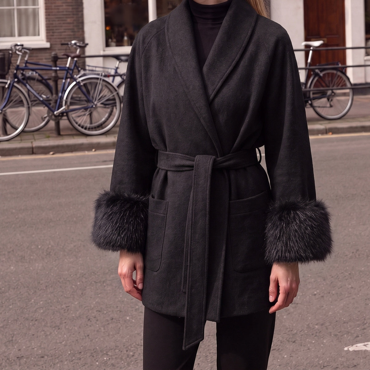 Wikkeljas in zwart met nepbont manchetten en strikceintuur | Boutique Moda