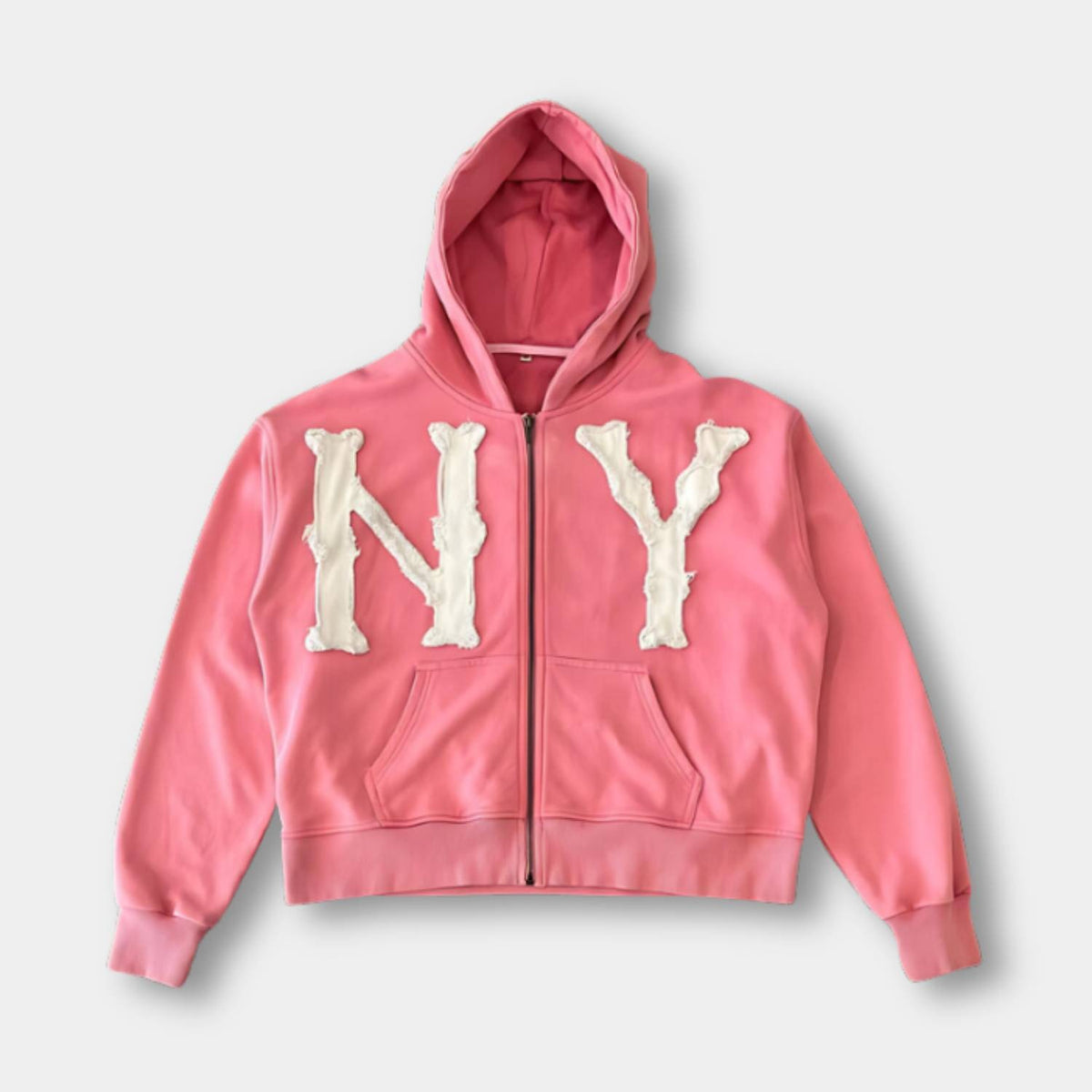 Roze oversized hoodie met rits en een crèmekleurige NY-applicatie, voorkant | Boutique Moda