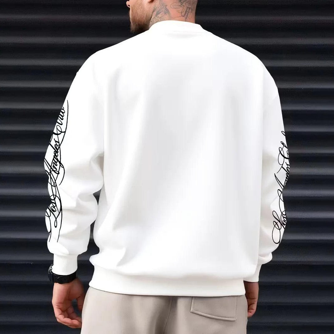 Witte sweater met tekstprint op mouwen, gedragen door man van achteren | Boutique Moda
