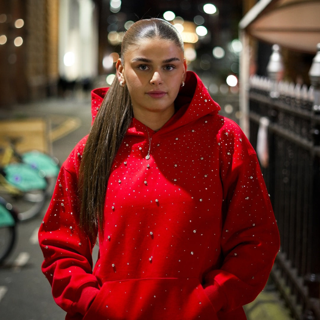 Rode oversized hoodie met strass in de stad