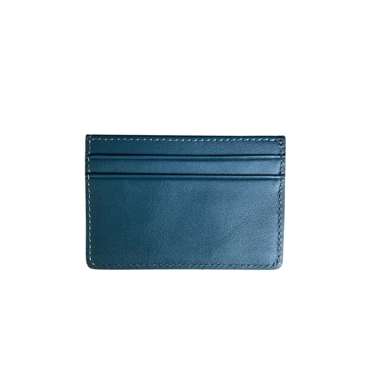 Blauwe pasjeshouder met stiksels, platliggend gefotografeerd tegen witte achtergrond | Boutique Moda