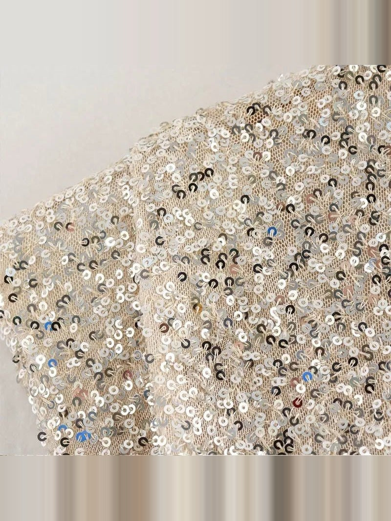 Close-up van de beige-zilveren paillettenstof van de mini jurk | Boutique Moda