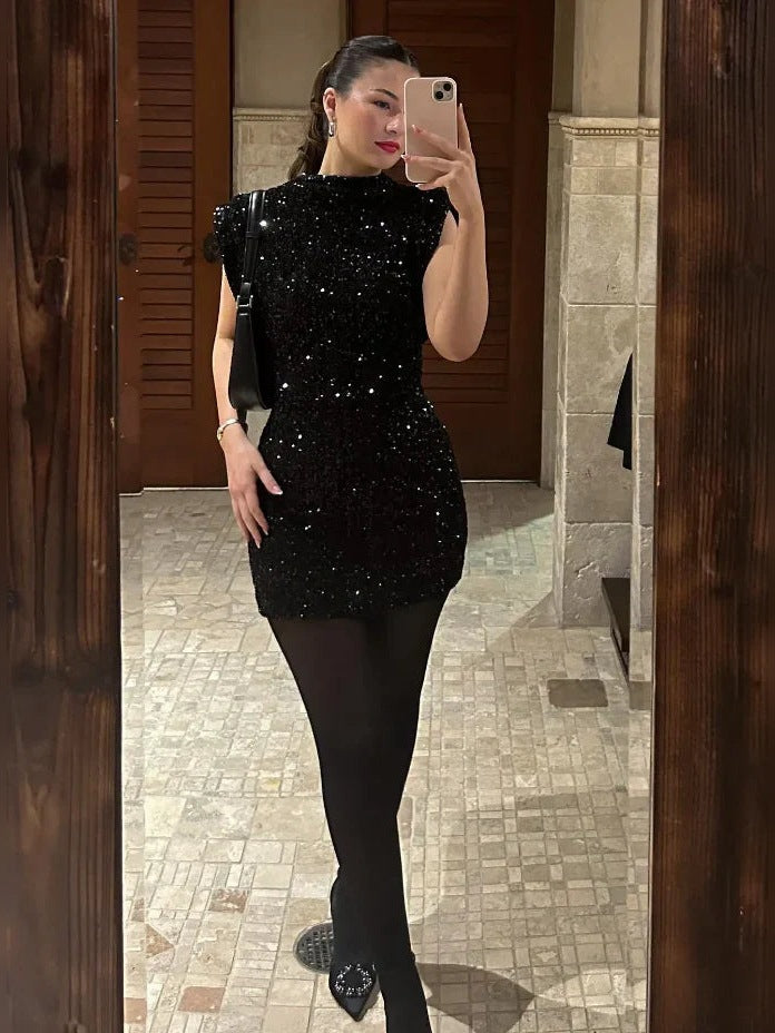 Zwarte glitter mini jurk met pailletten, gedragen door vrouw, spiegelselfie | Boutique Moda