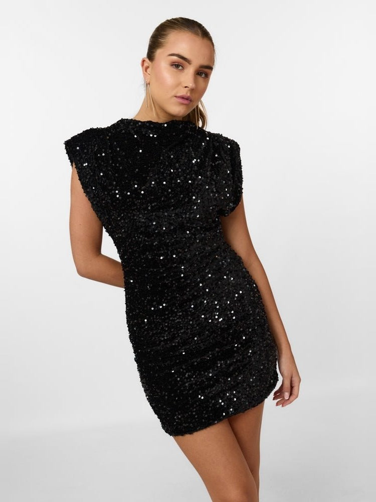 Zwarte pailletten mini jurk met gestructureerde schouders, gedragen, studiofoto | Boutique Moda