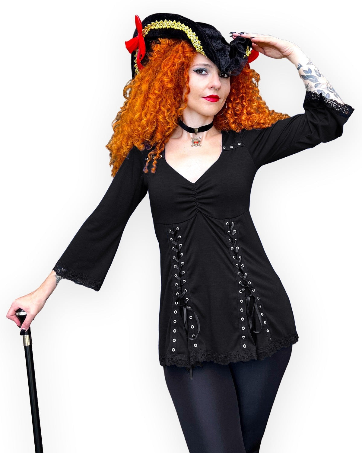 Vrouw in de zwarte piratentop met wandelstok, volledige lengte