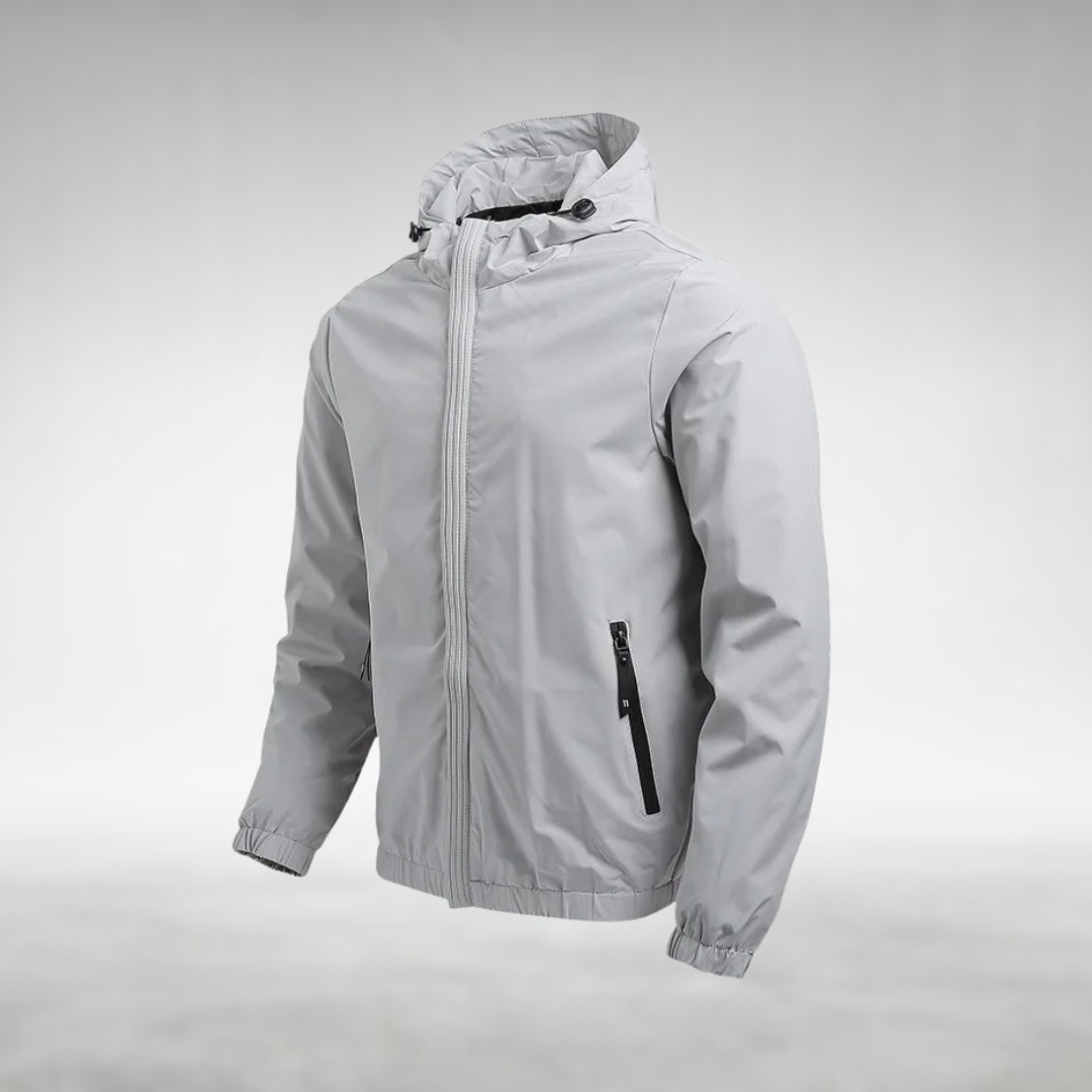 Lichtgrijze regenjas met capuchon, gedragen door model, zijaanzicht | Boutique Moda