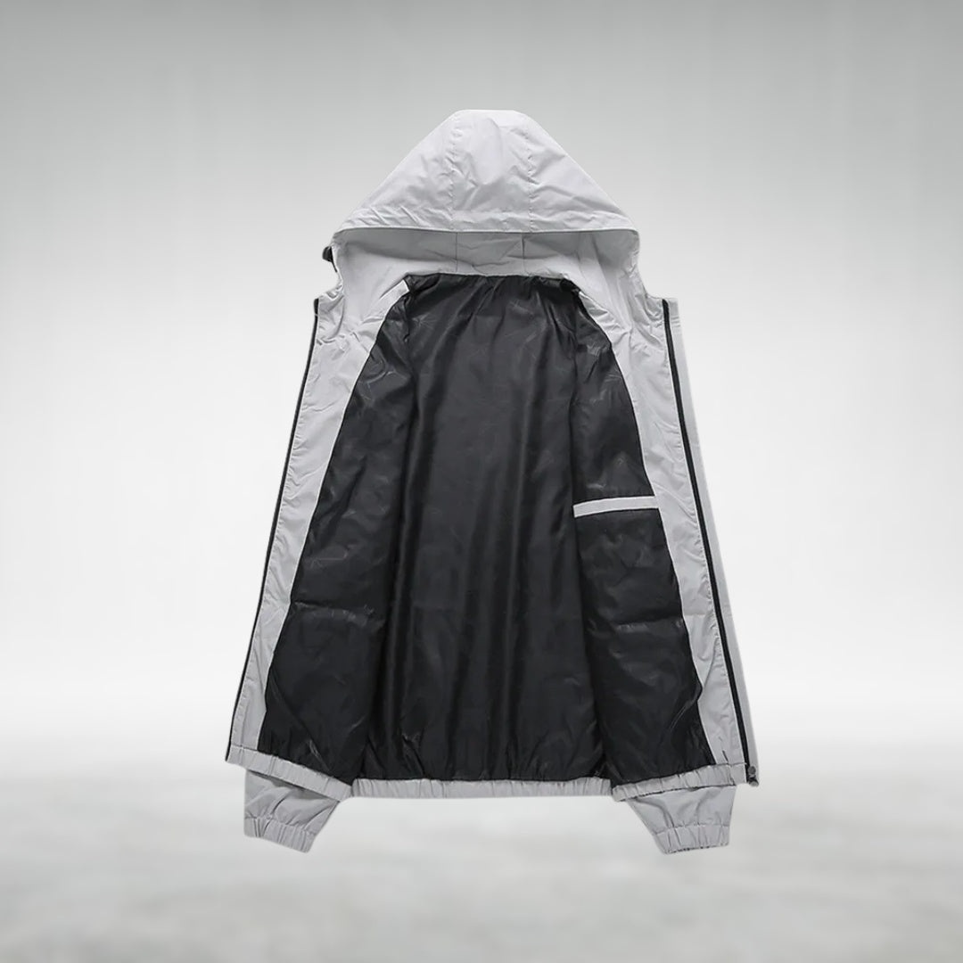Grijze regenjas met capuchon, geopend, zwevend getoond tegen lichte achtergrond | Boutique Moda
