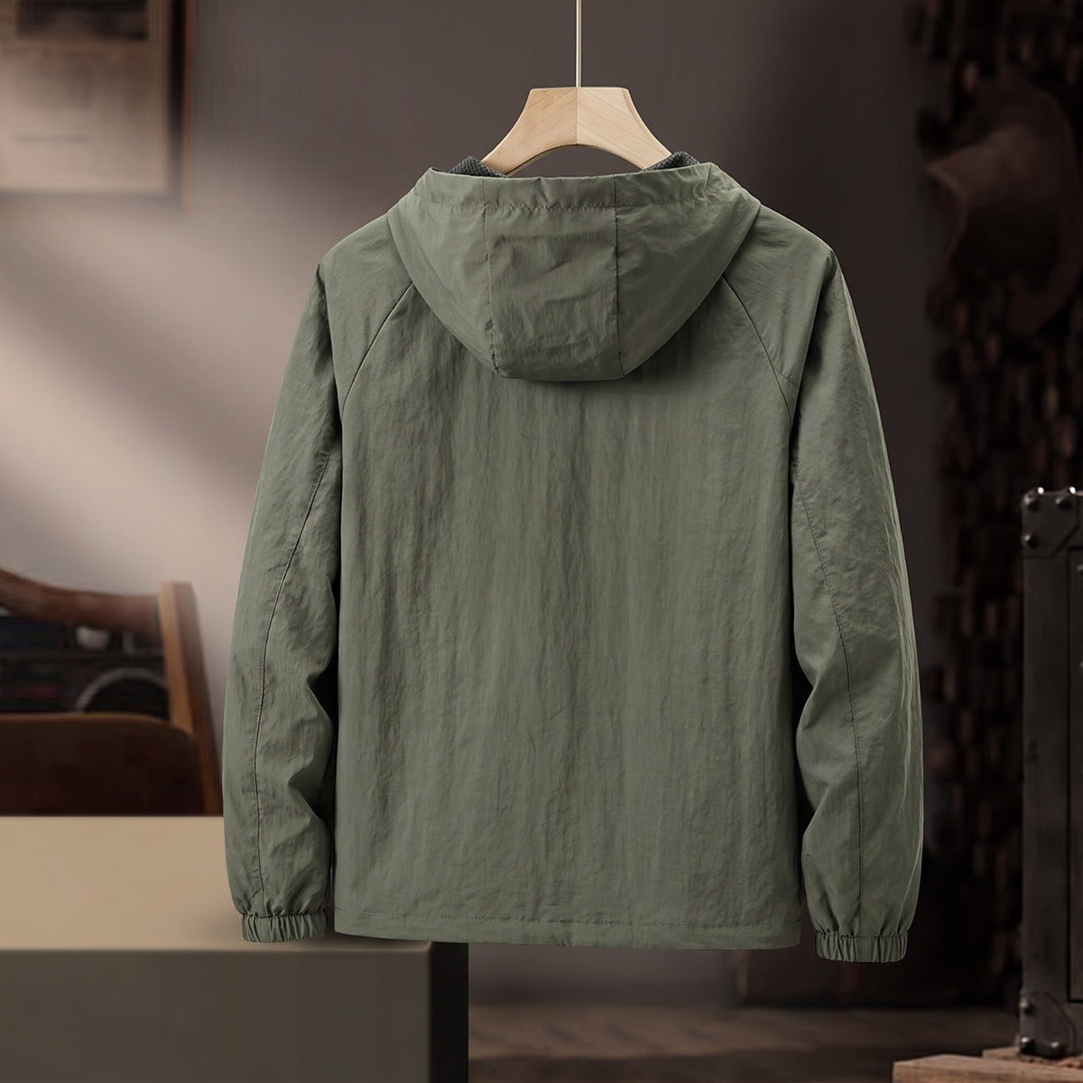 Groen windjas met capuchon aan haak, achteraanzicht getoond | Boutique Moda