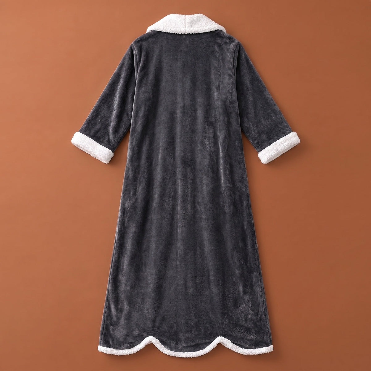 Donkergrijze badjas met witte sherpa kraag, plat liggend gefotografeerd | Boutique Moda