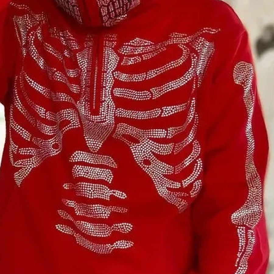 Rode hoodie met strass skelet print, gedragen door een persoon | Boutique Moda