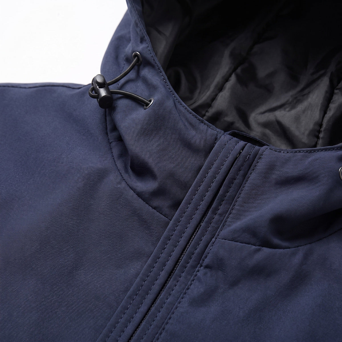 Close-up van marineblauwe capuchon met koordjes en ritssluiting detail | Boutique Moda