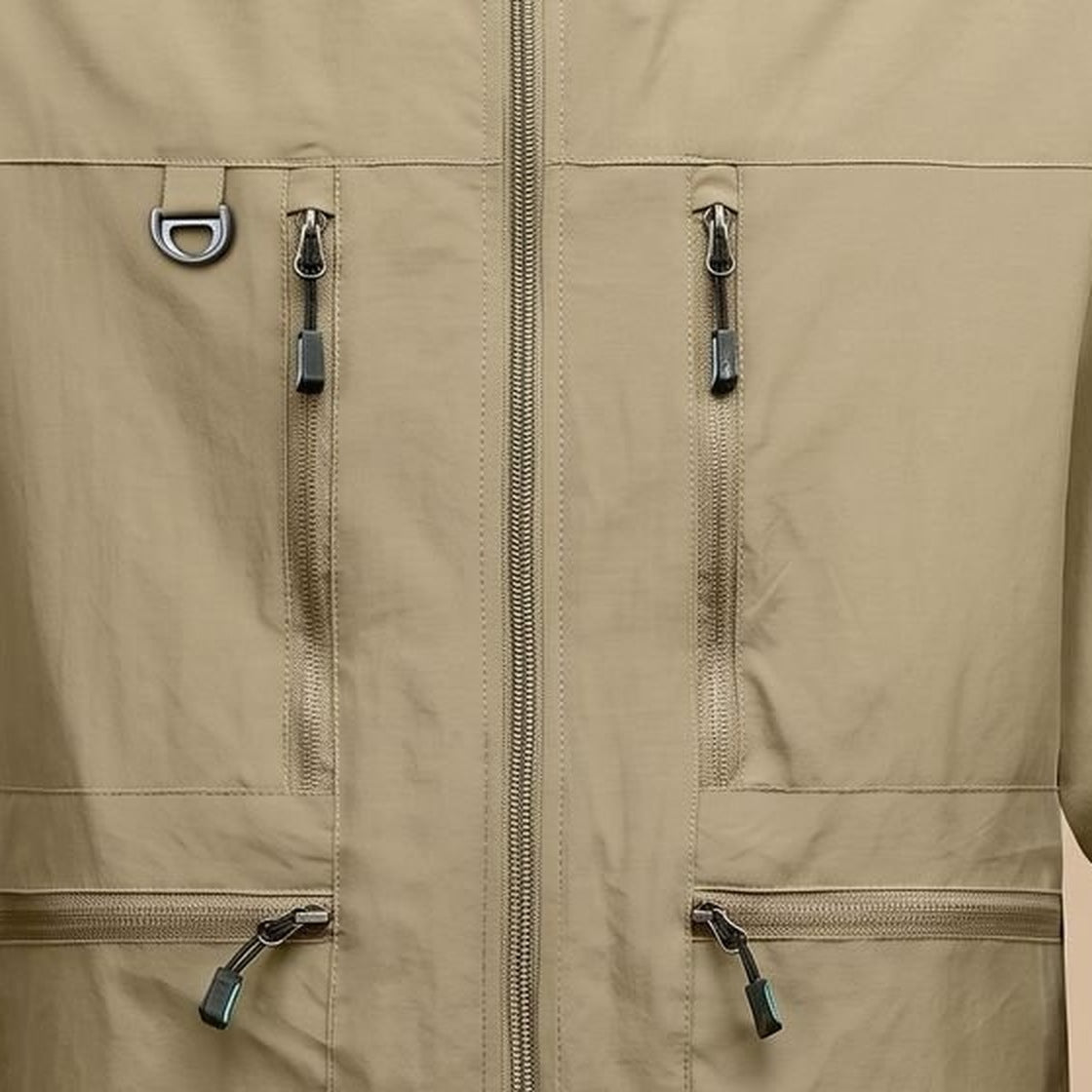 Beige outdoorjas met meerdere zakken, ritsen en metalen D-ring detail | Boutique Moda