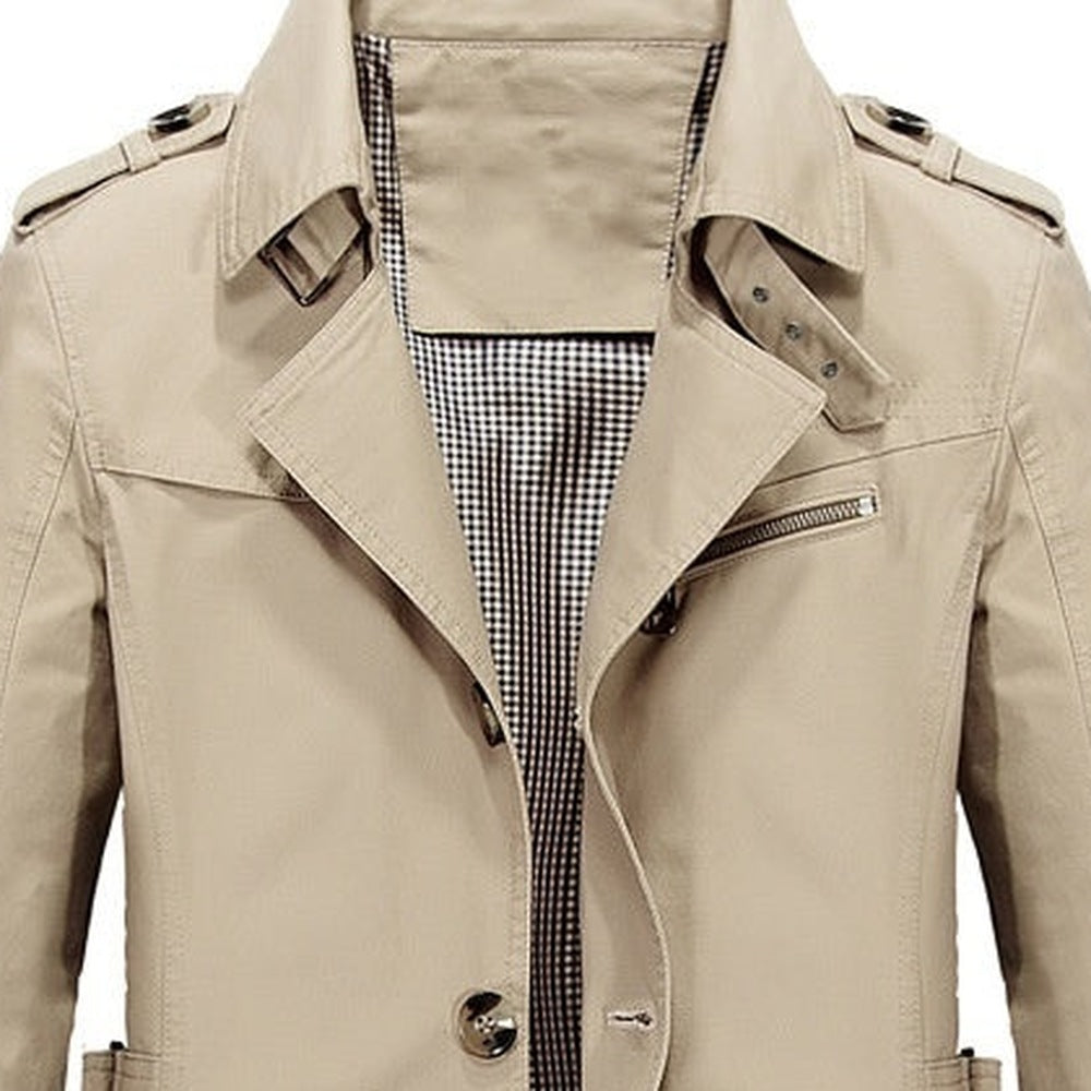 Beige trenchcoat close-up met epauletten, knoopsluiting en geruite binnenvoering, gedragen | Boutique Moda