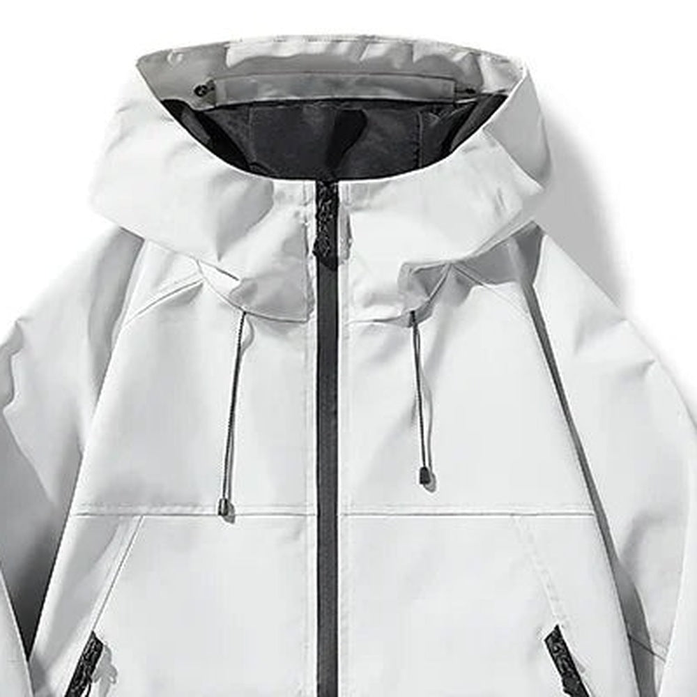 Witte waterdichte regenjas met capuchon, rits en koordtrekkers, close-up detailfoto | Boutique Moda