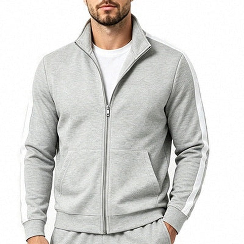 Grijs trainingsjack met witte contraststreep en opstaande kraag, gedragen door man | Boutique Moda