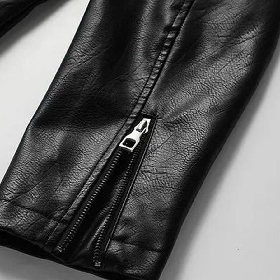 Close-up van zwarte kunstleren mouw met diagonale rits, gedragen door persoon | Boutique Moda