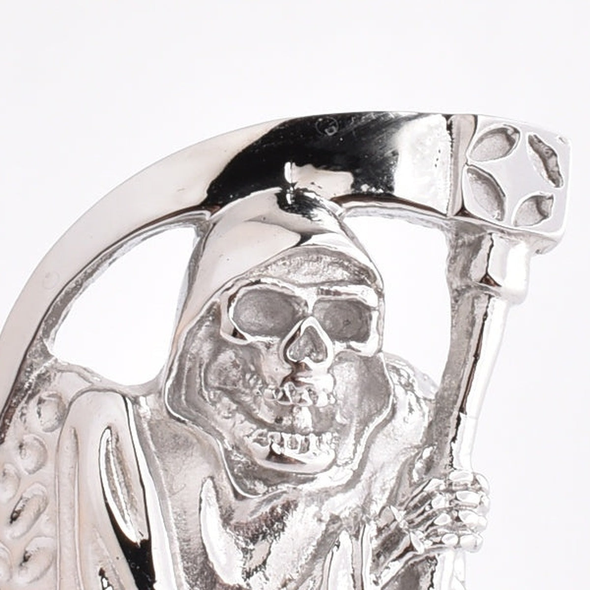 Zilverkleurige ring met zittende Magere Hein, zeis en capuchon, close-up weergave | Boutique Moda