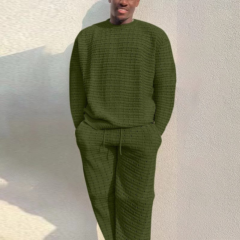 Man draagt groene gebreide loungeset met trui en broek, structuurpatroon | Boutique Moda