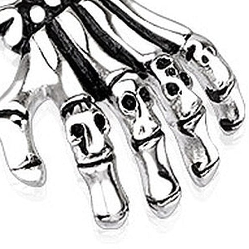 Zilverkleurige hanger met skeletvingers en doodskoppen, close-up, geen mannequin | Boutique Moda