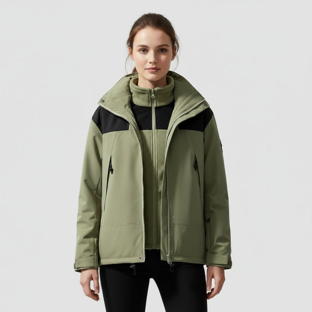 Groene 3-in-1 winterjas met capuchon, gedragen door vrouw, met zwart fleecevest | Boutique Moda
