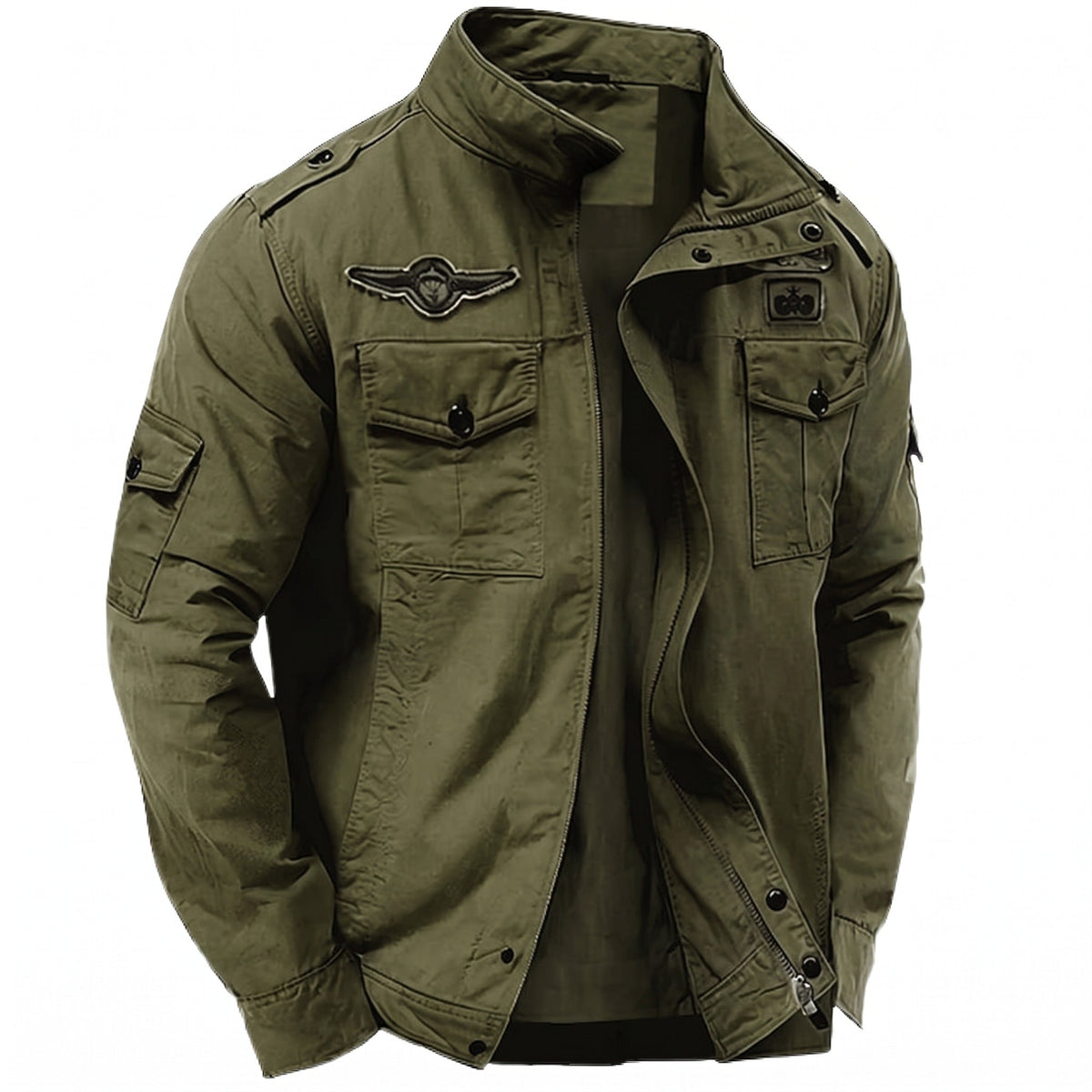 Legergroene militaire jas met borstzakken en opstaande kraag, getoond op paspop | Boutique Moda