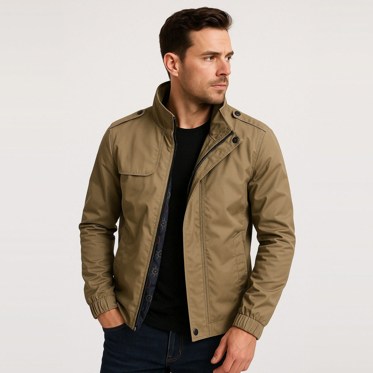 Beige jas met opstaande kraag en schouderstukken, gedragen door man | Boutique Moda
