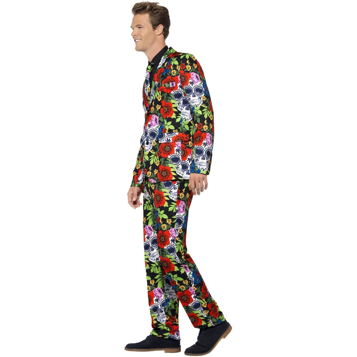 Man draagt kleurrijk pak met doodskop- en bloemenprint, zwarte stropdas | Boutique Moda