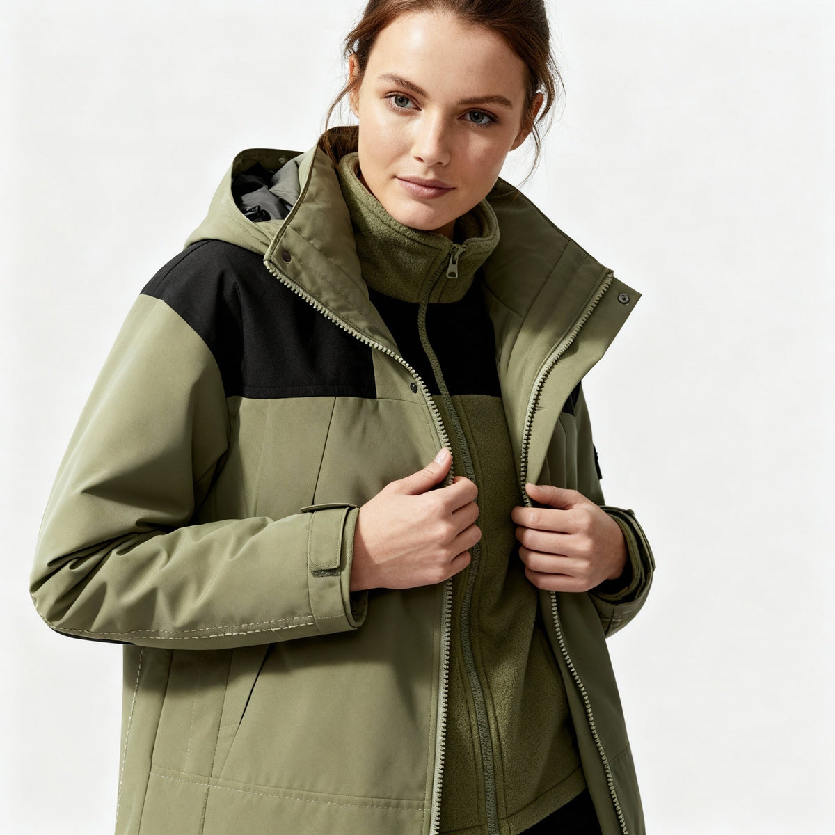 Groen-zwarte winterjas met capuchon, gedragen door vrouw, rits open | Boutique Moda