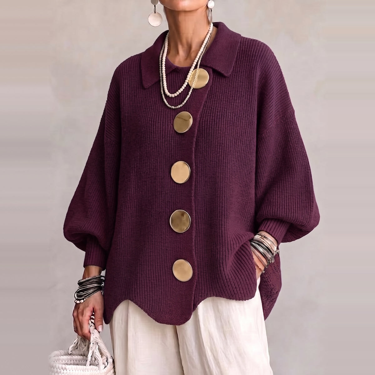 Paarse oversized vest met kraag en goudkleurige knopen, gedragen door model | Boutique Moda