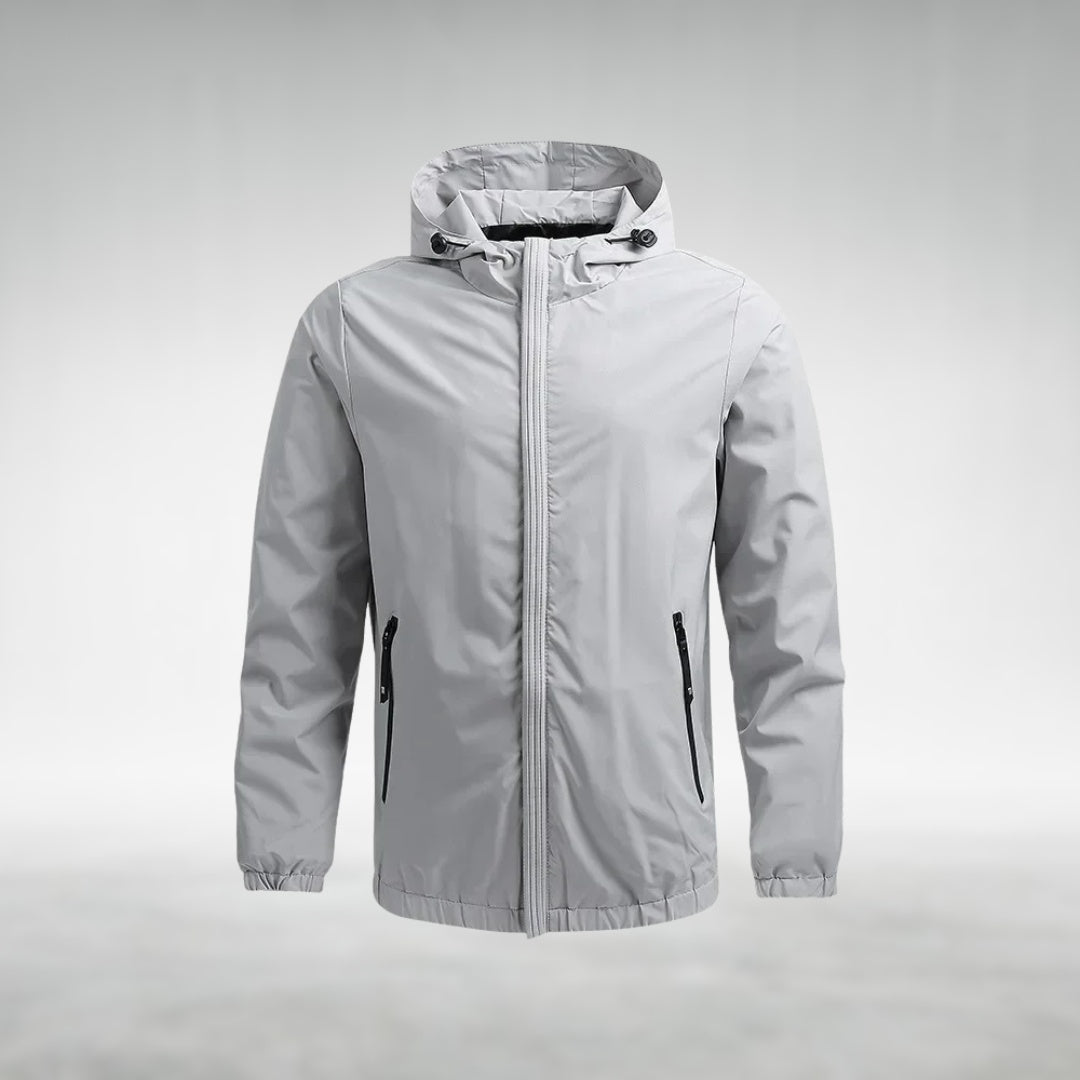 Lichtgrijze regenjas met capuchon, ritssluiting en zakken, op paspop getoond | Boutique Moda