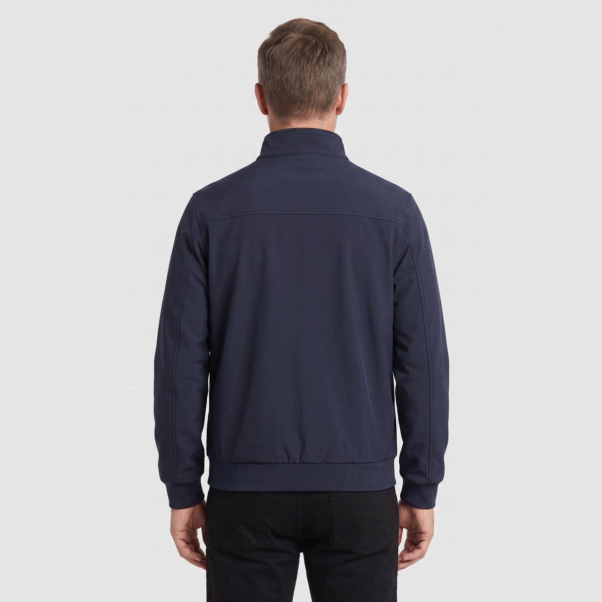 Navy tussenjas met opstaande kraag, gedragen door man, achteraanzicht | Boutique Moda