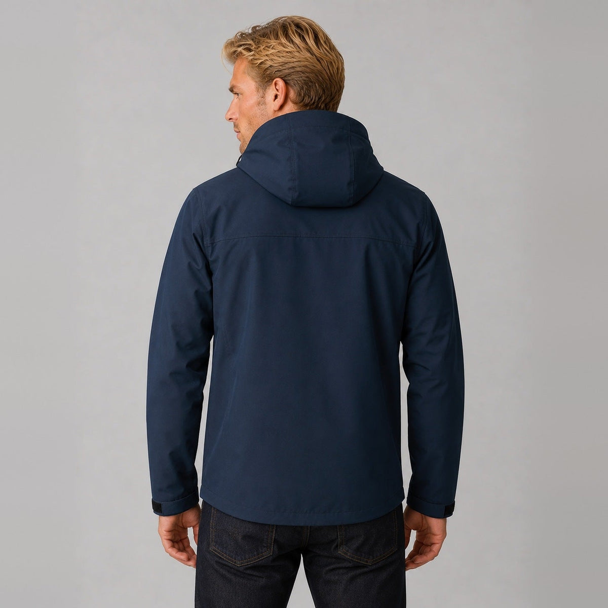 Donkerblauwe outdoorjas met capuchon, gedragen door man, achteraanzicht | Boutique Moda