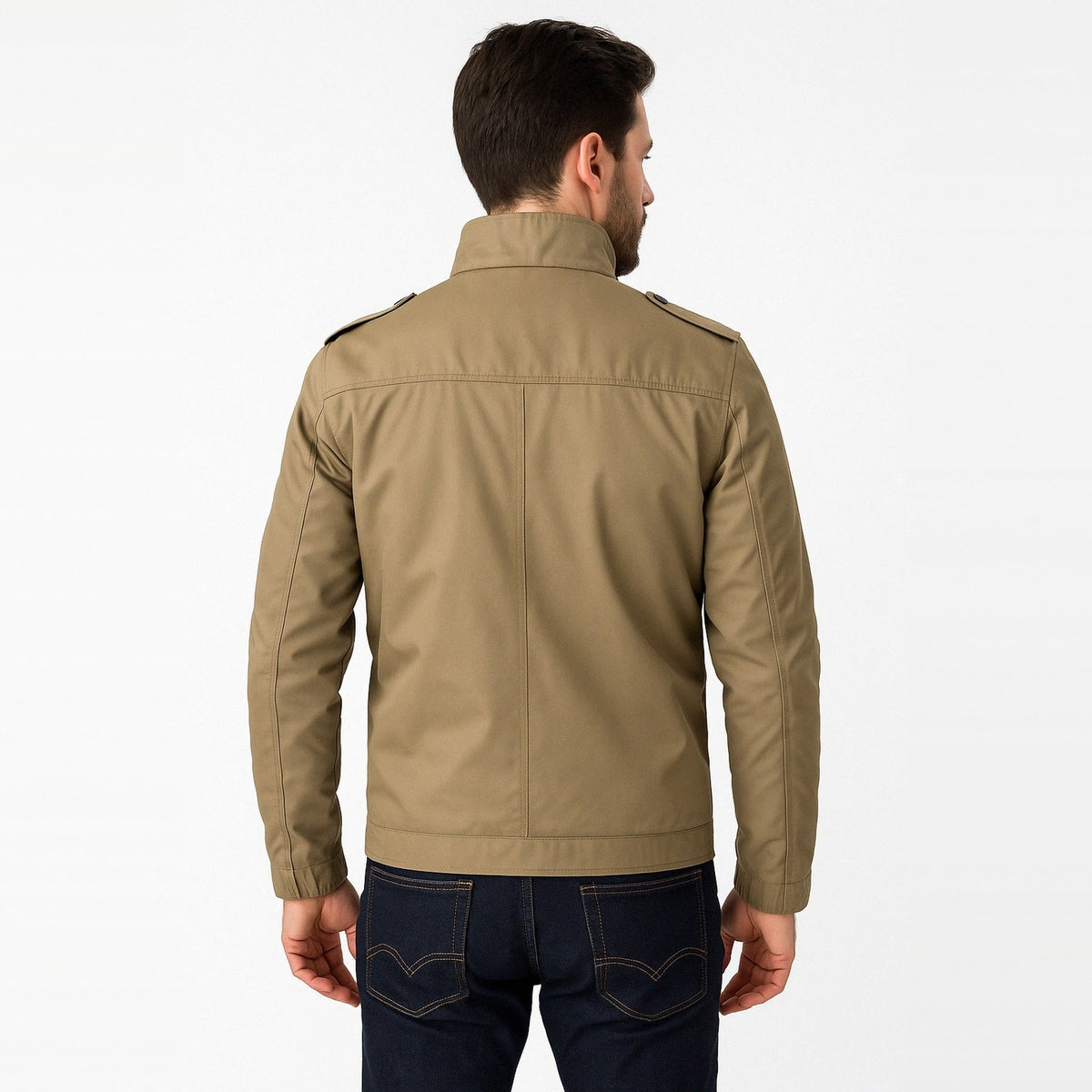 Beige jas met opstaande kraag, gedragen door man, achteraanzicht | Boutique Moda