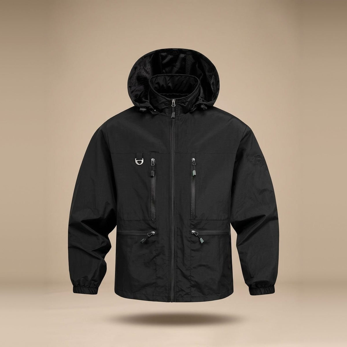 Zwarte waterdichte outdoorjas met capuchon en meerdere zakken, zwevend getoond | Boutique Moda