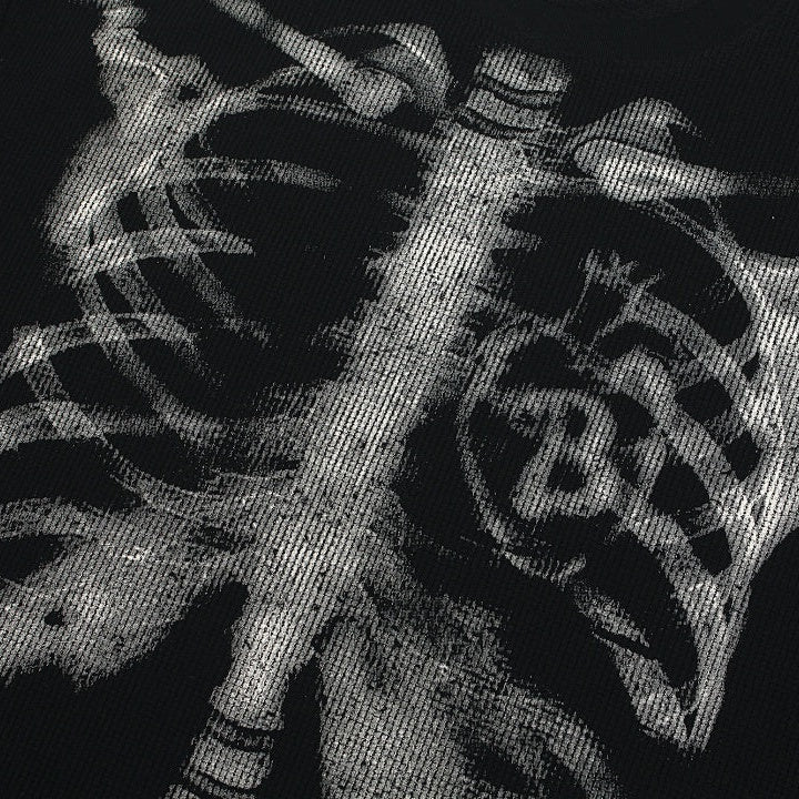 Zwart T-shirt met zilveren skeletprint en ribbenkast, close-up weergave | Boutique Moda