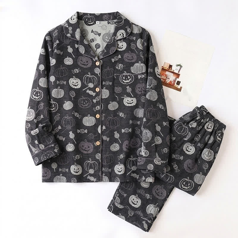 Zwarte pyjamaset met pompoen- en snoepprint, plat liggend gefotografeerd | Boutique Moda