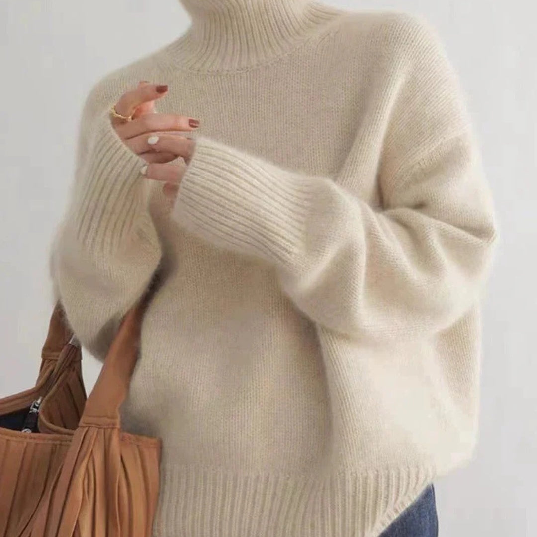 Beige gebreide oversized coltrui gedragen door vrouw met tas | Boutique Moda