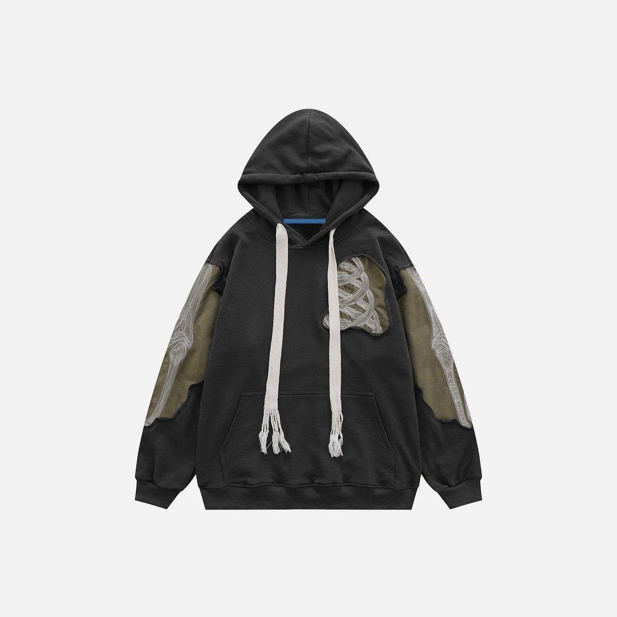 Zwarte hoodie met geborduurde patches, vrijstaand getoond op effen achtergrond | Boutique Moda