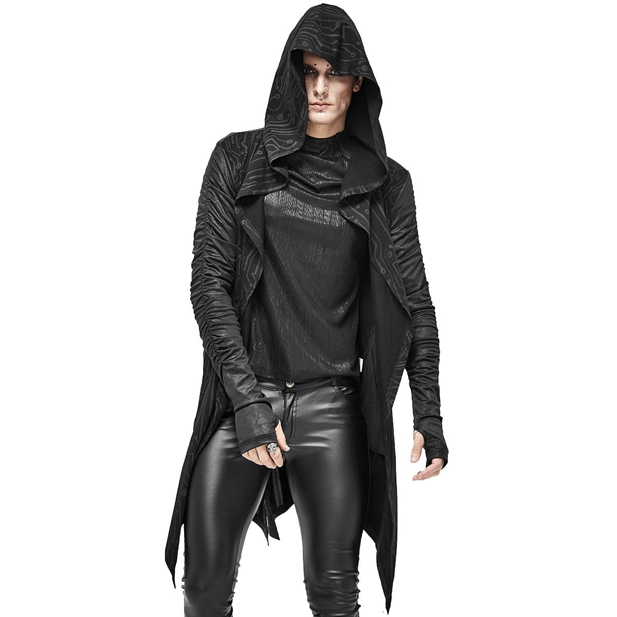 Zwarte gothic lange vest met capuchon, gedragen door man, structuurpatroon | Boutique Moda