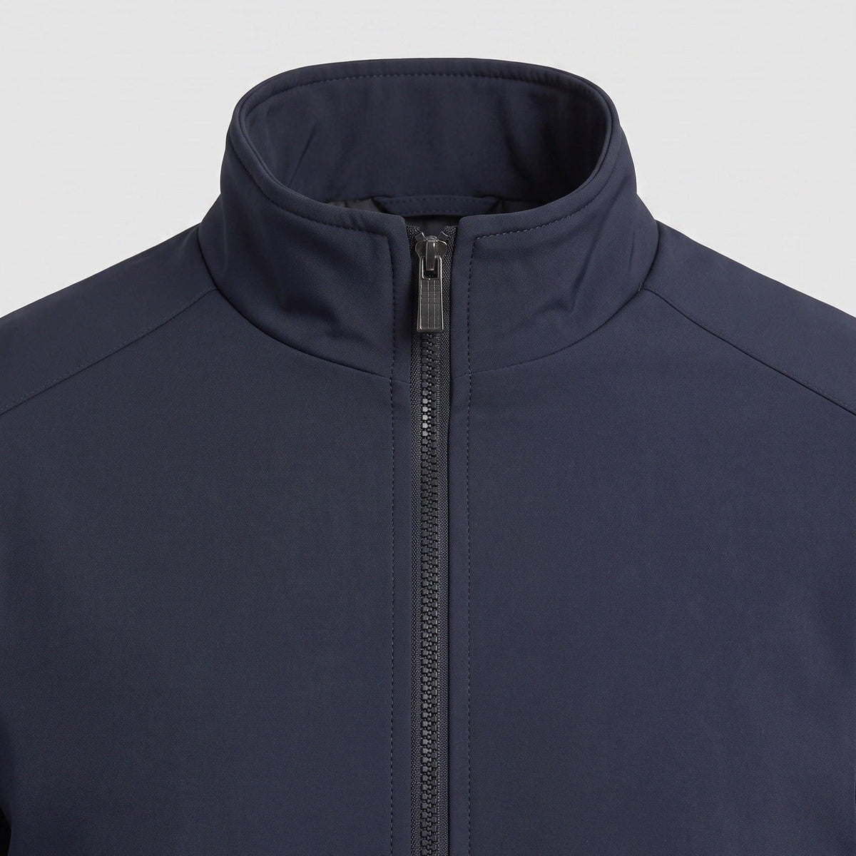 Donkerblauwe tussenjas met opstaande kraag en rits, close-up detailfoto | Boutique Moda