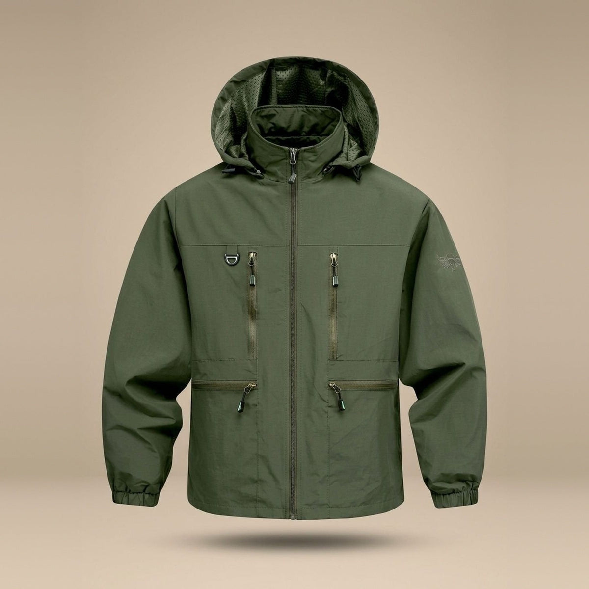 Groene waterdichte outdoorjas met capuchon en meerdere zakken, los uitgestald | Boutique Moda
