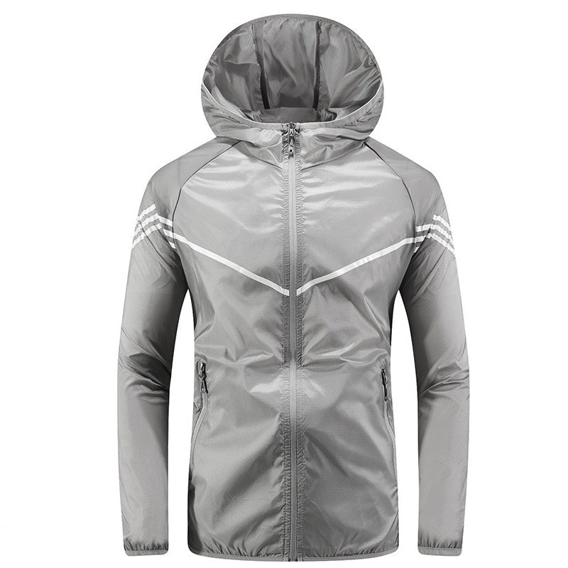 Grijze hardloopjas met capuchon en witte strepen, uitgespreid getoond | Boutique Moda