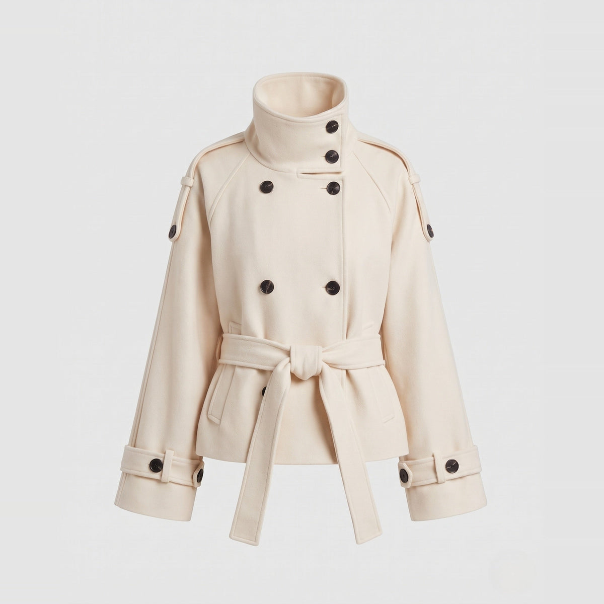 Beige korte capejas met ceintuur en opstaande kraag, uitgestald | Boutique Moda
