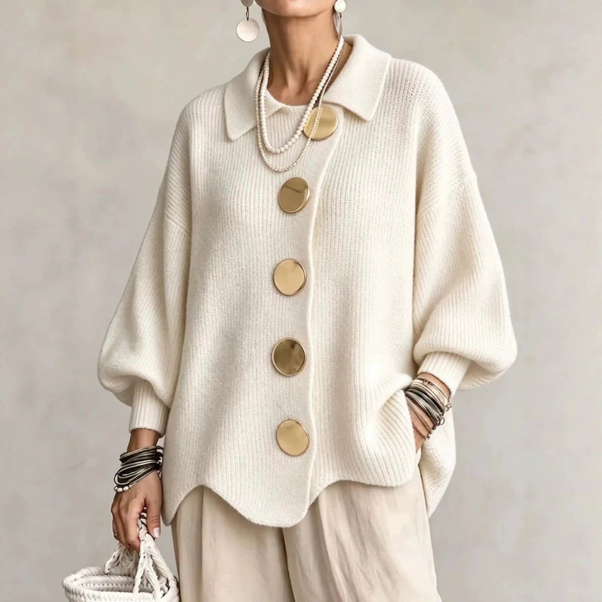 Crème kleurig oversized vest met kraag en grote gouden knopen, gedragen door model | Boutique Moda