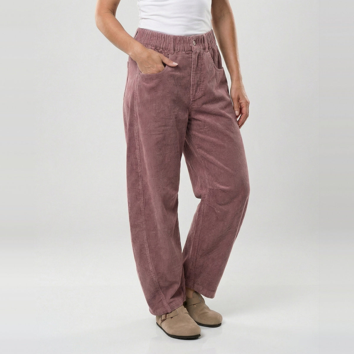 Model draagt wijde roze corduroy broek met hoge taille en elastische band | Boutique Moda